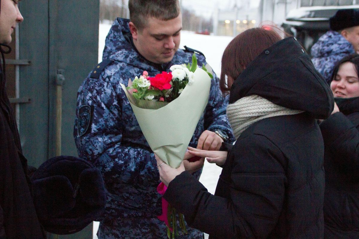 Вернувшийся из командировки полицейский сделал предложение девушке прямо на перроне