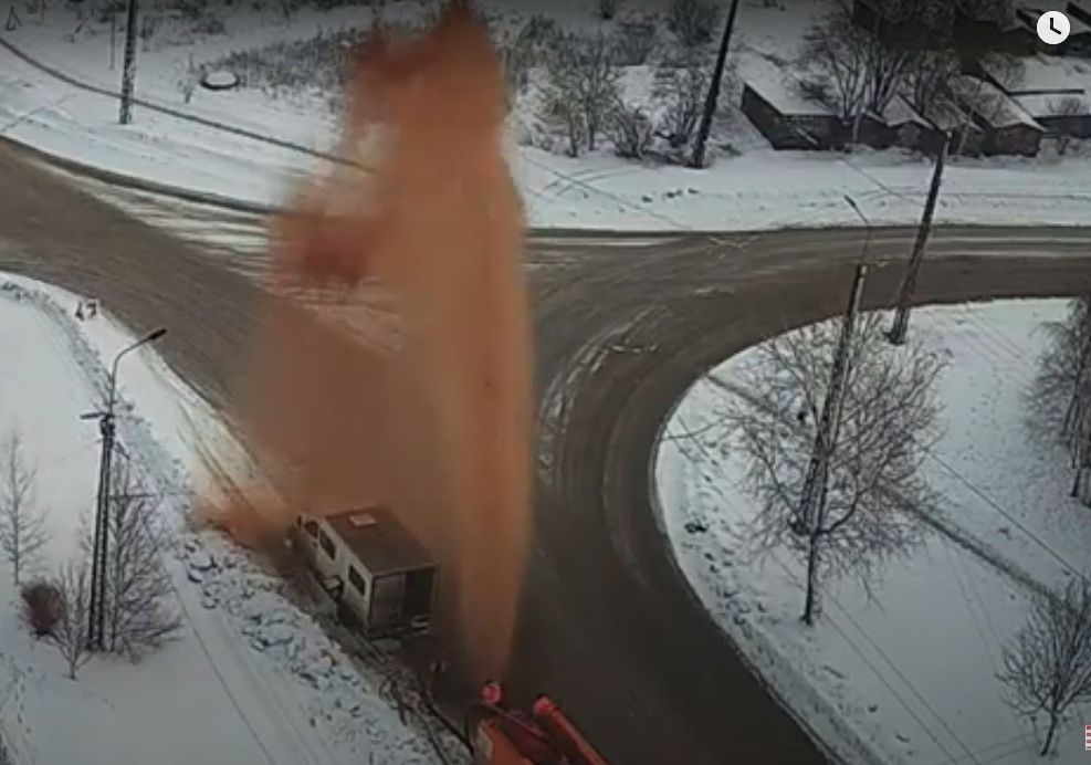 В Петрозаводске коммунальные службы заглушили фонтан высотой до 18 метров, который бил из-под земли