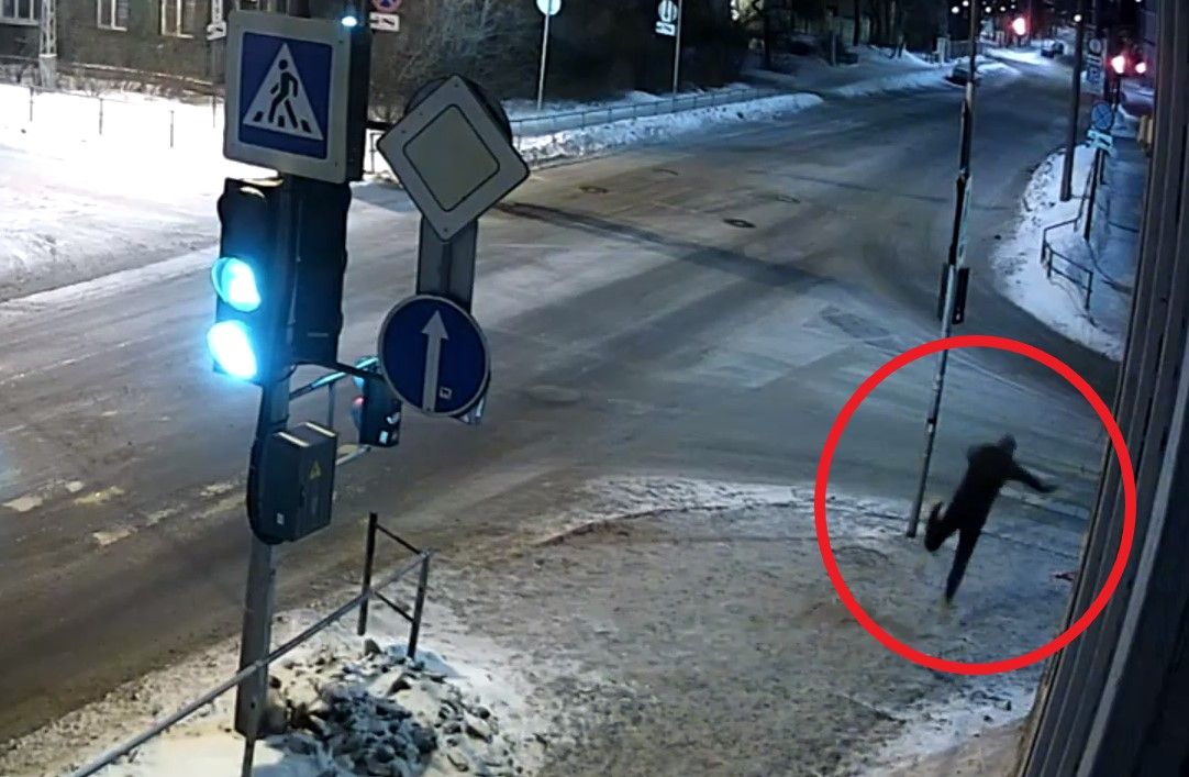 Известный петрозаводский поисковик чуть не попал в больницу из-за натянутой через тротуар веревки