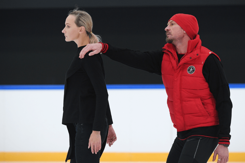 Супруга Романа Костомарова и врач рассказали, что на самом деле происходит со спортсменом