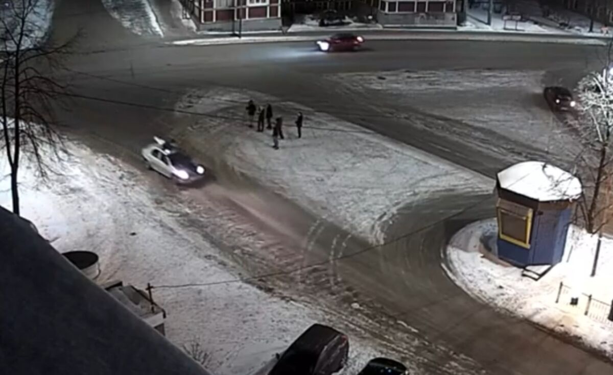 Молодой человек прокатился по центру Петрозаводска на крыше автомобиля