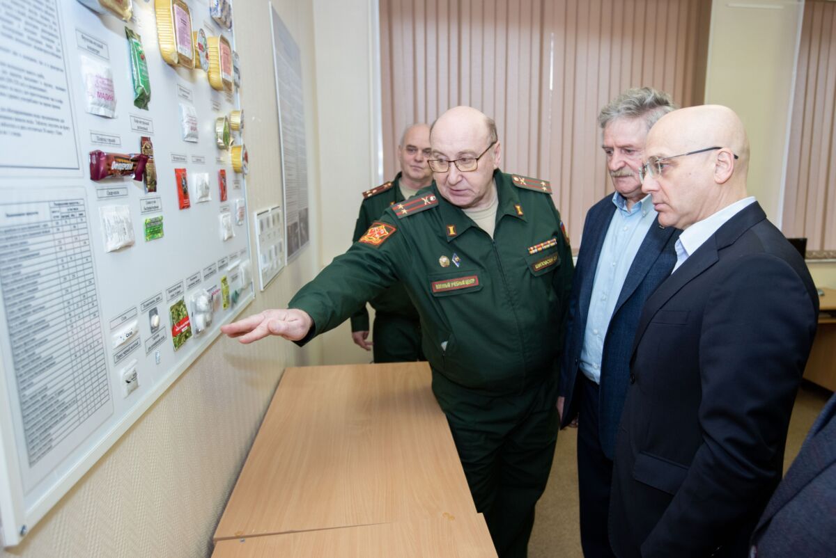 Карельские депутаты посетили Военный учебный центр при ПетрГУ