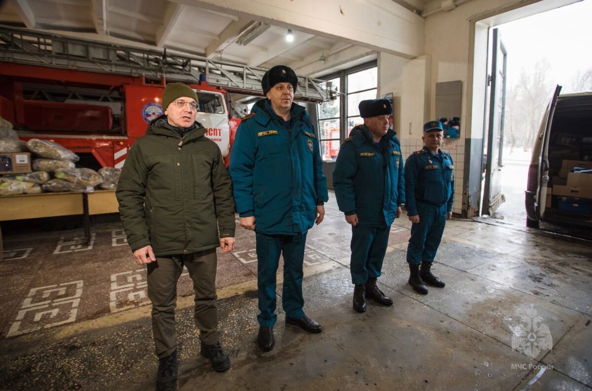 Спецодежду для пожарных и книги для школьников привезли в ЛНР карельские депутаты