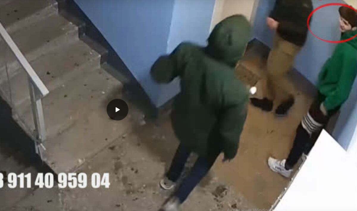 Полиция разыскивает молодого мужчину, который избил человека около дома в Петрозаводске