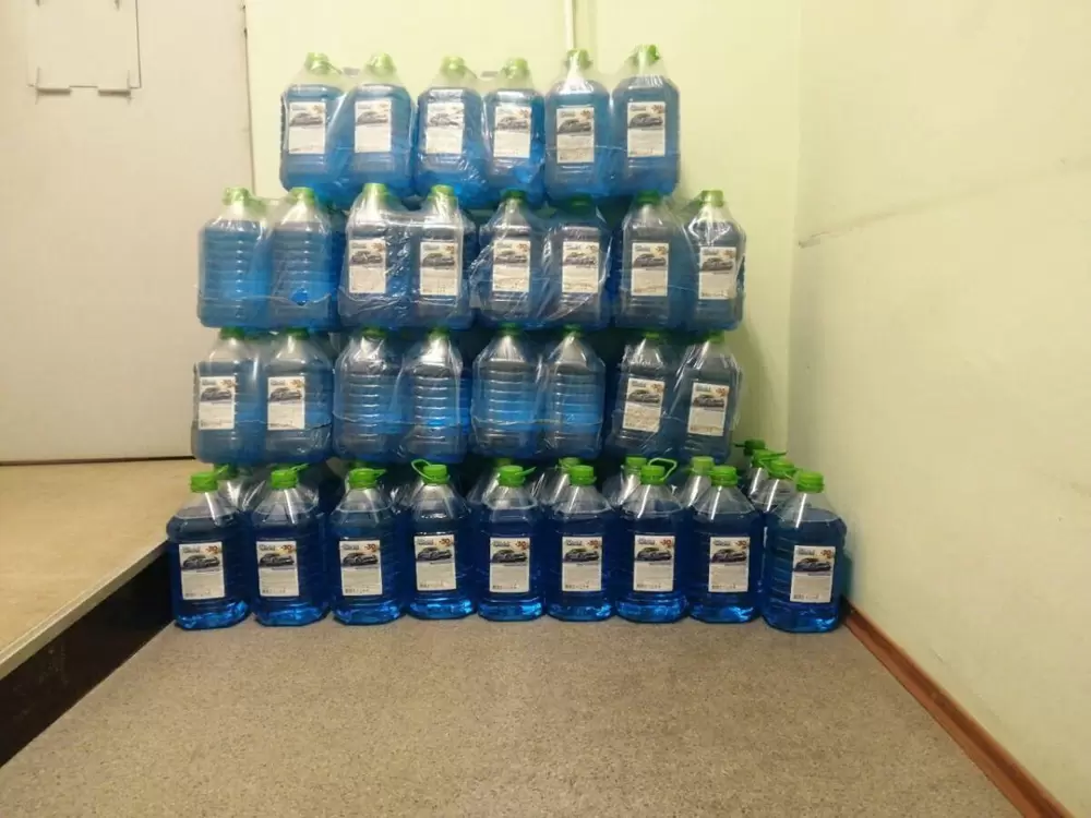 В Медвежьегорском районе обнаружили более 200 канистр «омывайки» с метилом