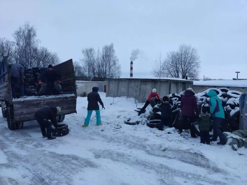 Четыре грузовика покрышек вывезли волонтеры с Ключевой