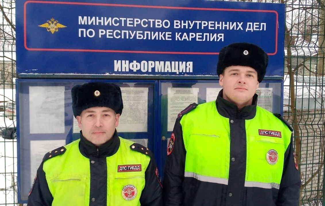 В Лахденпохье полицейские вынесли из горящей квартиры человека