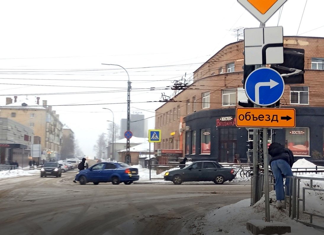 Водители Петрозаводска полностью игнорируют знаки, установленные на время ремонта моста на Антикайнена