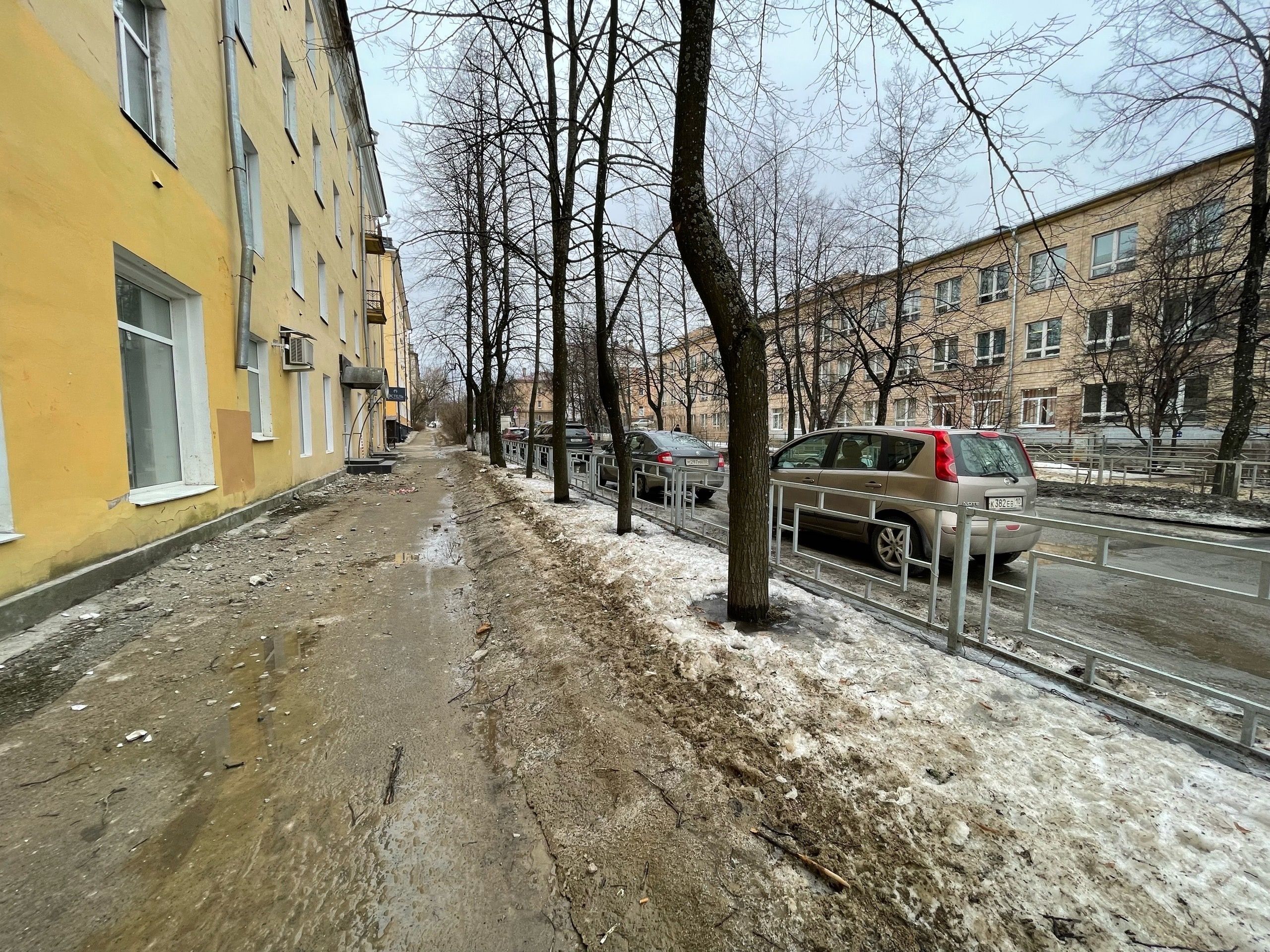 С дома в центре Петрозаводска обваливается лепнина