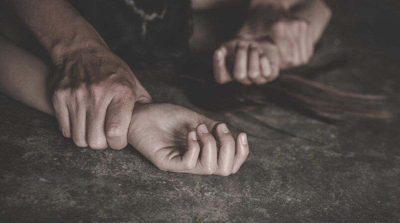 Житель Сегежского района помог донести женщине сумки, а затем изнасиловал её