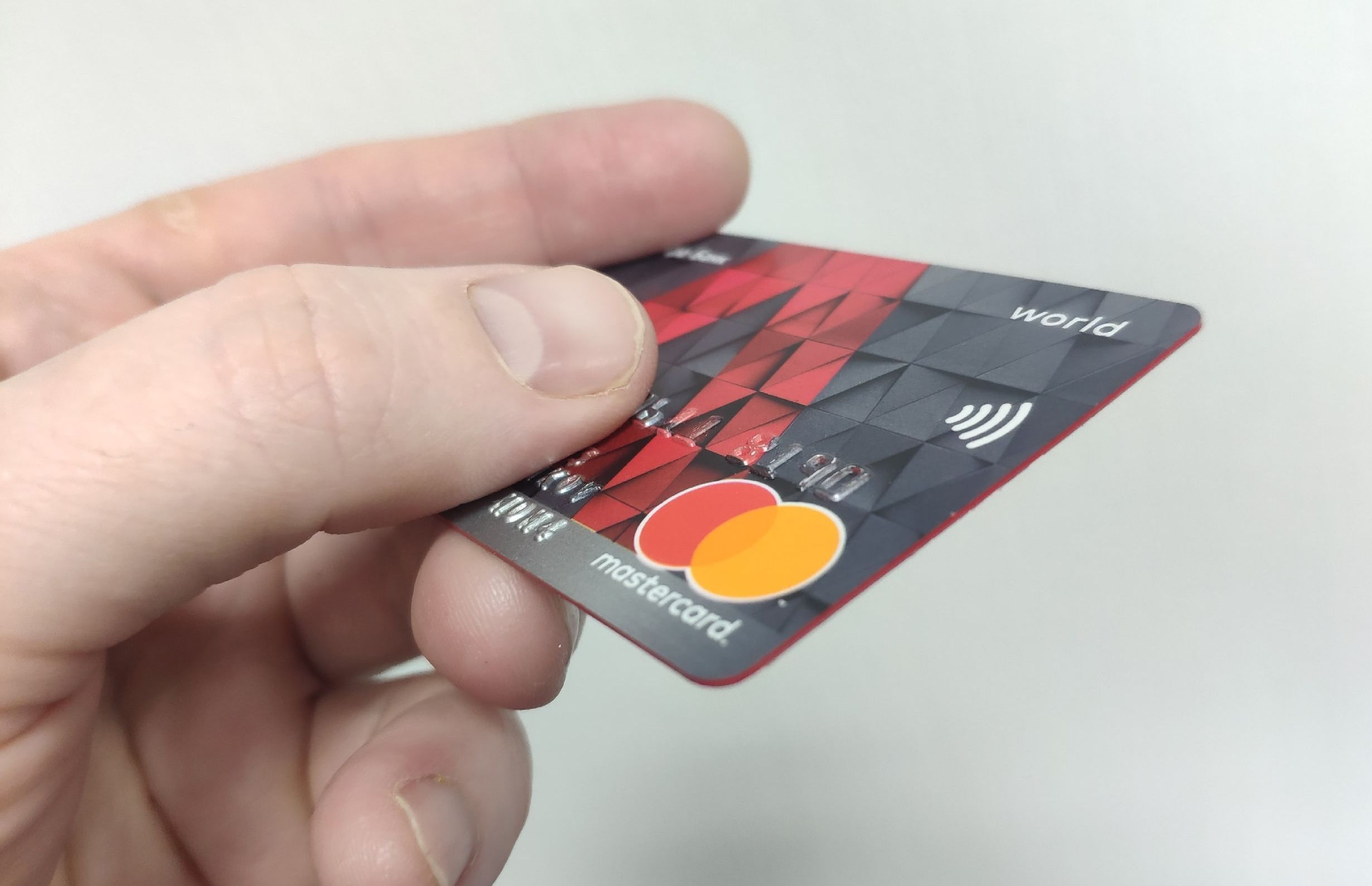 В Беломорске мужчина оказался в тюрьме из-за найденной банковской карты и тысячи рублей