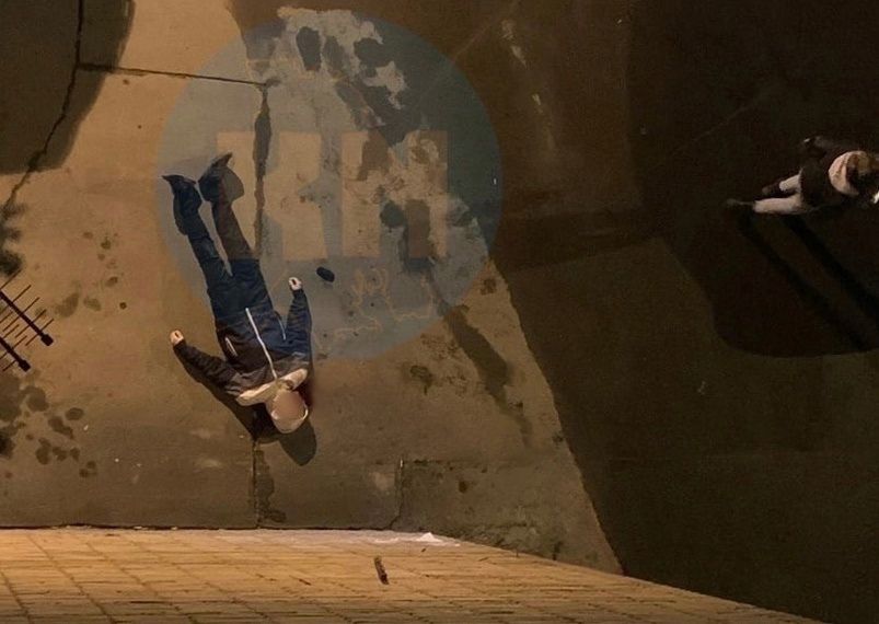 В Петрозаводске молодой мужчина погиб после падения с балкона