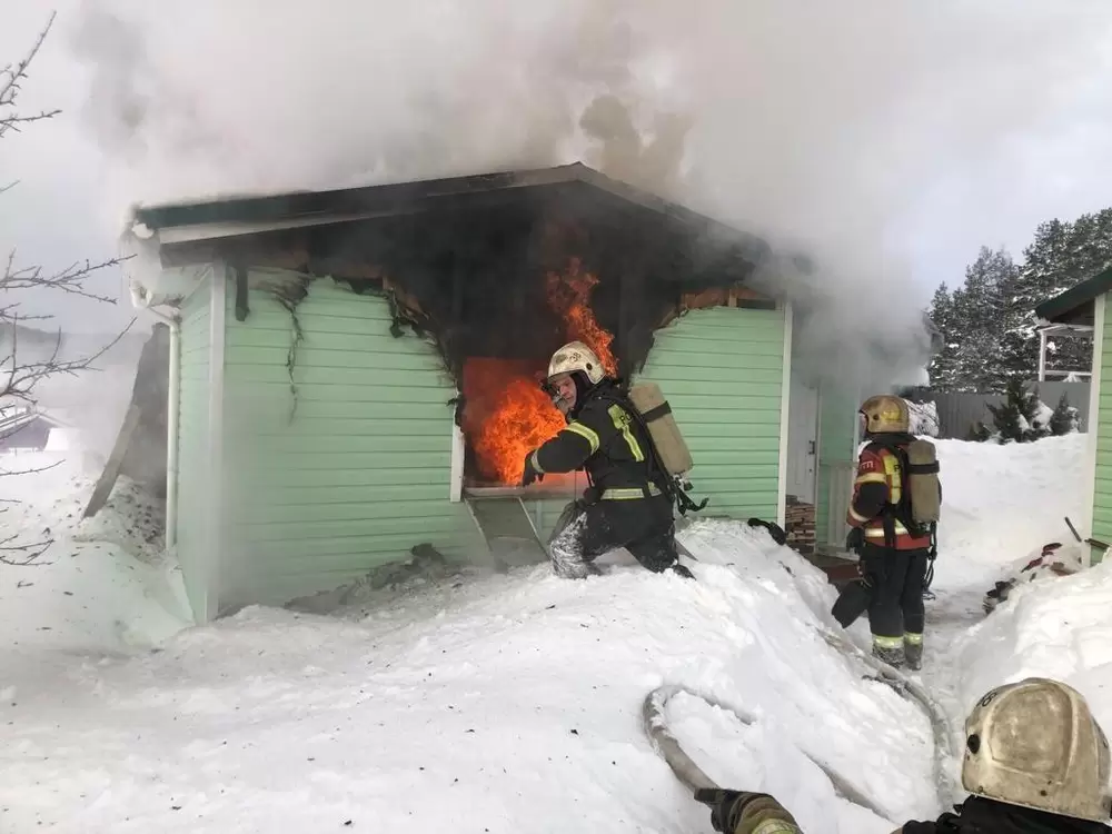 Частный дом горит в Сортавальском районе
