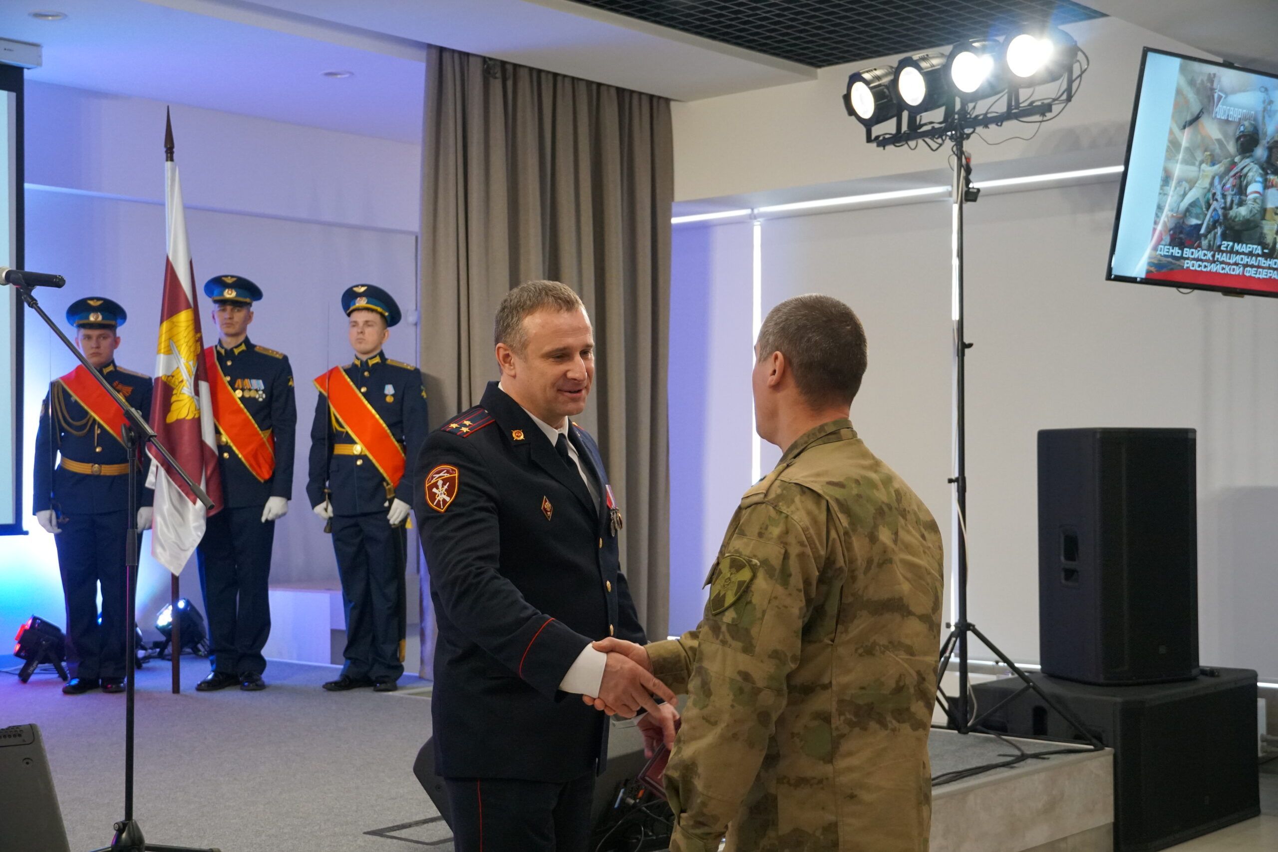 Росгвардейцам Карелии вручили госнаграды в мэрии Петрозаводска