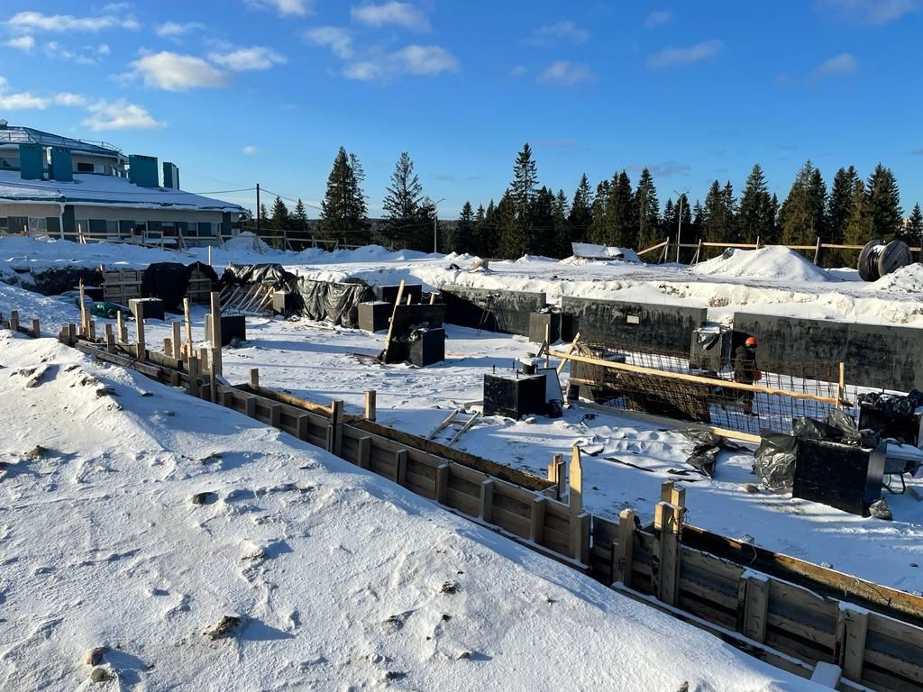 Для лыжников на Кургане строят современный корпус вместо старых вагончиков
