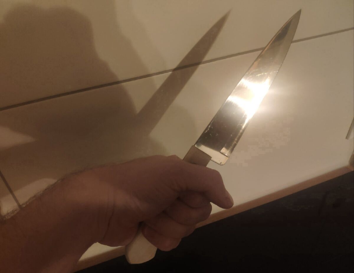 Житель Сегежи попытался убить знакомую – женщина спаслась благодаря случаю