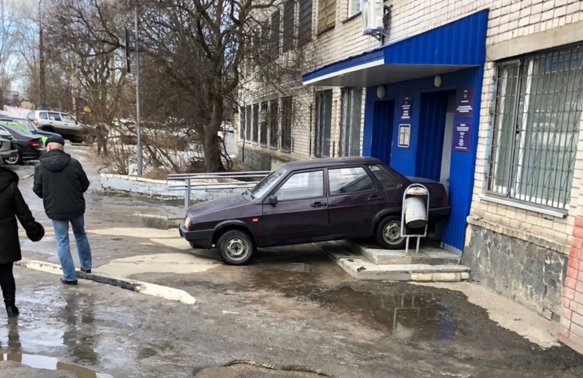 Автомобиль без водителя протаранил здание ГИБДД Петрозаводска