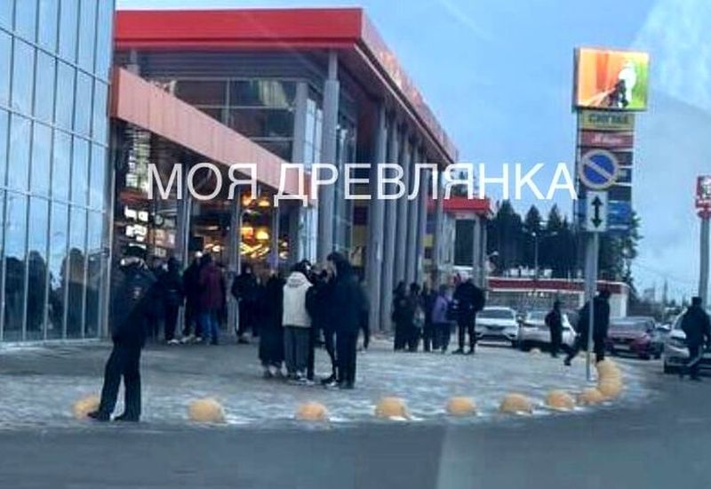 Около «Лотос Plaza» полиция пресекает столкновения подростков из движения «Рёдан»