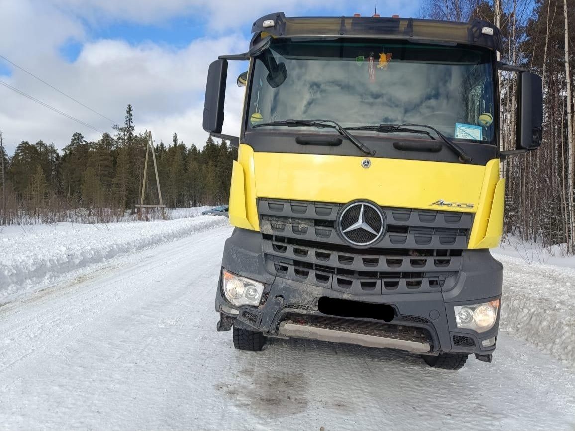 На севере Карелии женщина и трехлетний ребенок пострадали в ДТП с грузовиком