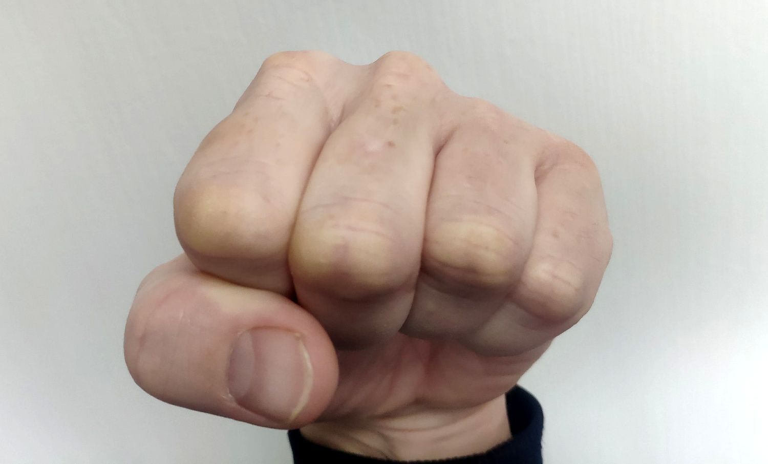 В Беломорске мужчину оштрафовали за то, что он ударил кулаком по лицу собственную жену