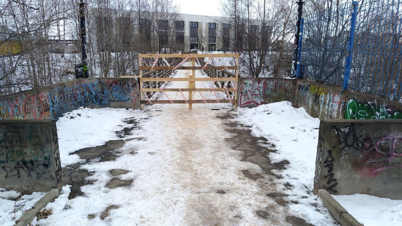 В Петрозаводске закрыли проход по мосту, рядом с которым обвалился берег