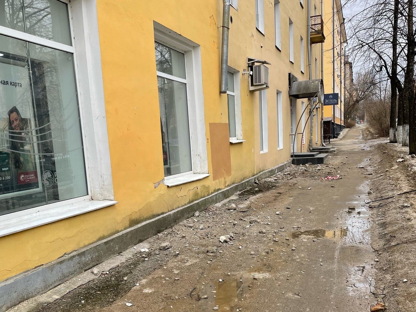 Коммунальщики сбили опасную лепнину в центре Петрозаводска