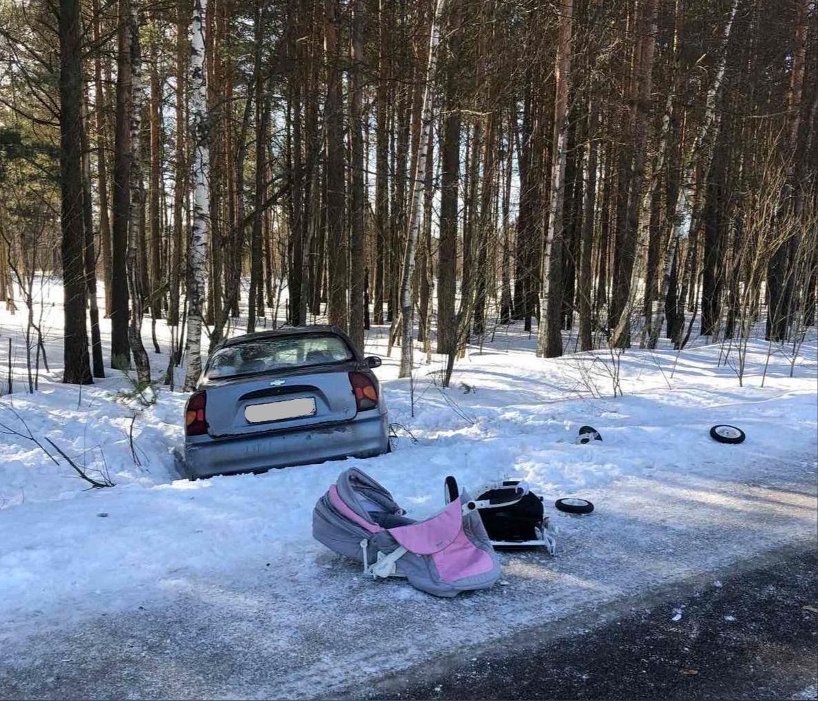 В Карелии водитель сбил девушку с коляской, в которой находился восьмимесячный ребенок В Карелии водитель сбил девушку с коляской, в которой находился восьмимесячный ребенок