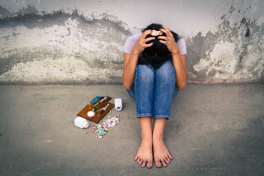 Смех невпопад и агрессия без причины. Как понять, что ребенок употребляет наркотики, рассказали в наркодиспансере