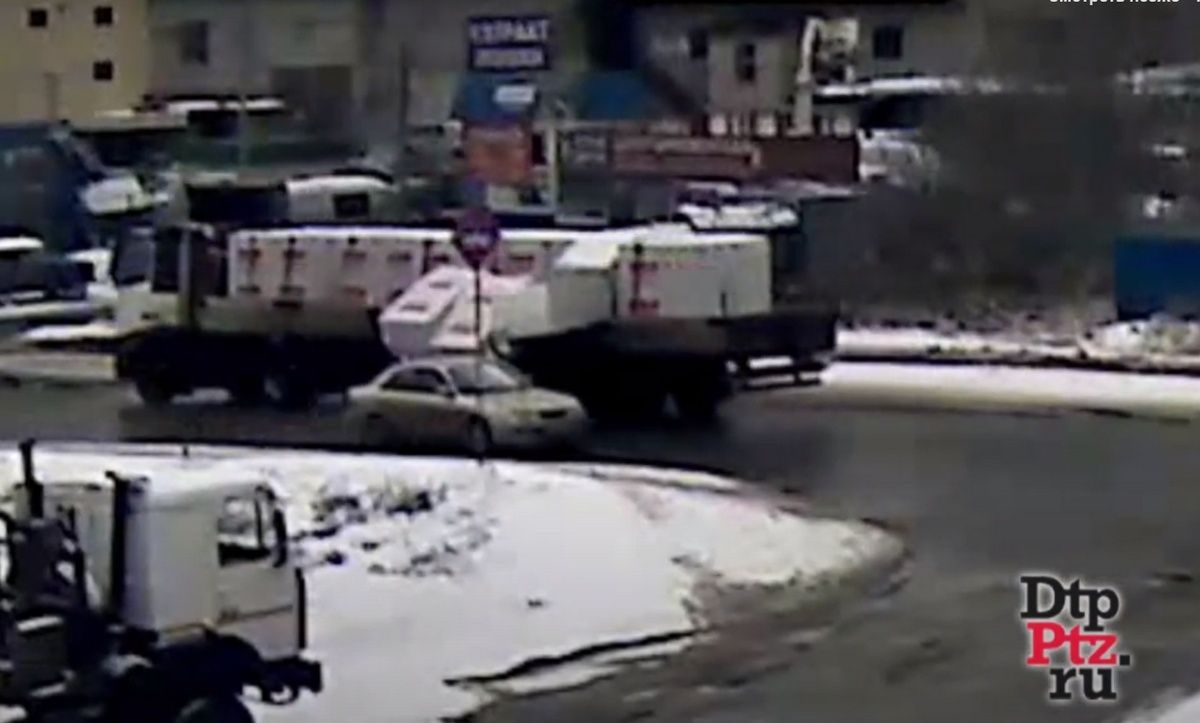 В Петрозаводске из грузовика на дорогу выпало около трех тонн стройматериалов