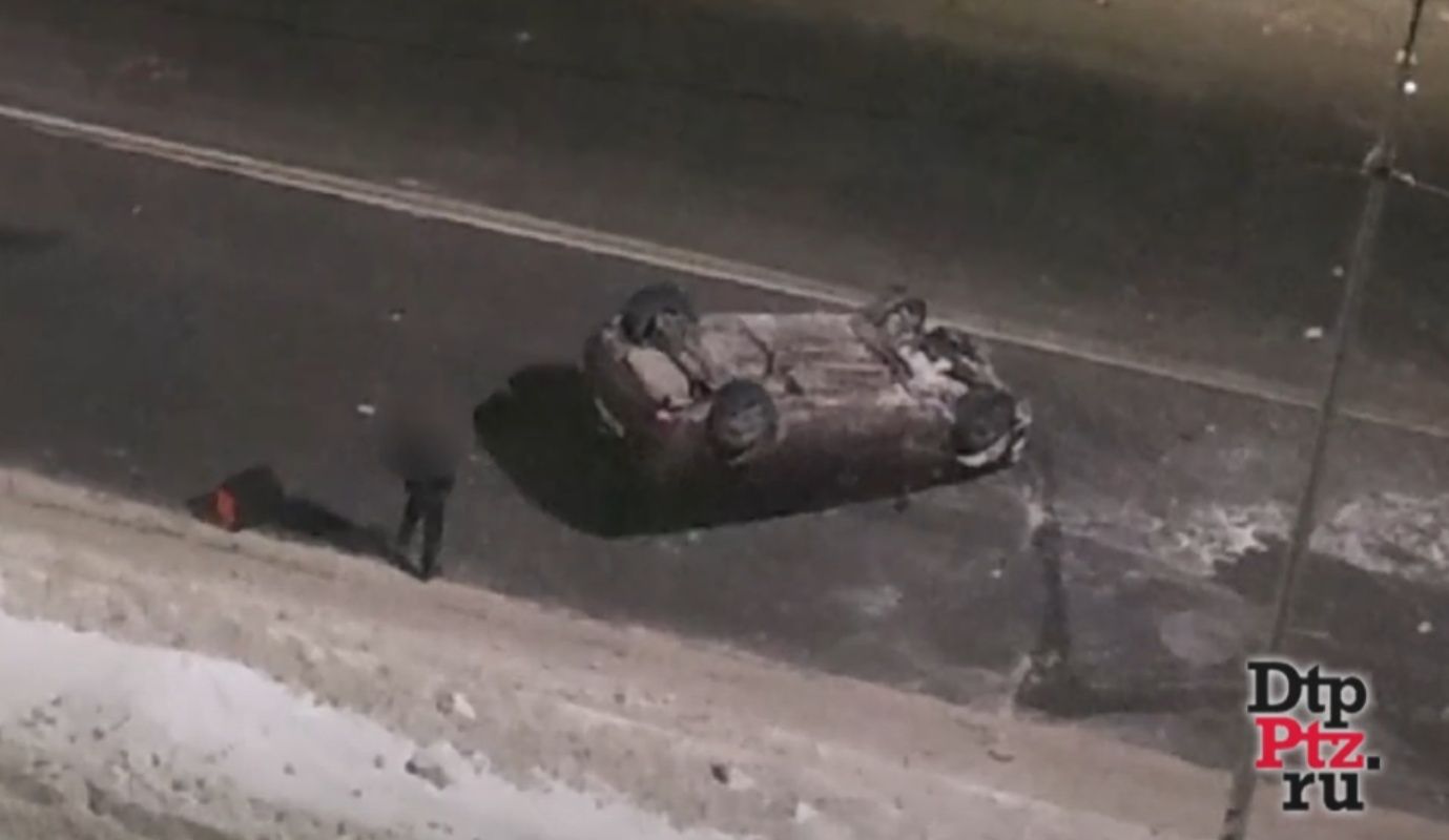 В Петрозаводске автомобиль перевернулся на крышу