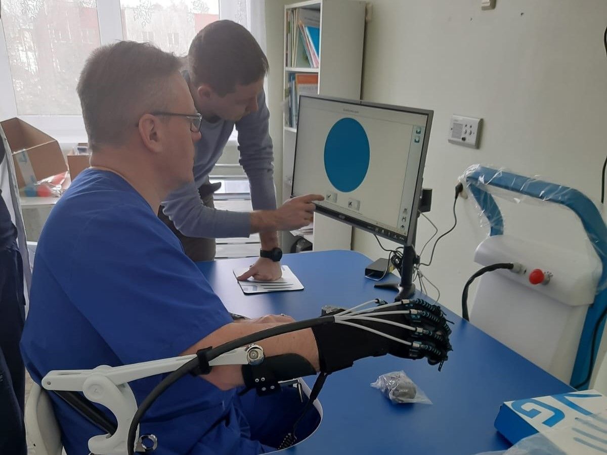 Активность рук в Пряжинской ЦРБ восстанавливают с помощью нового комплекса