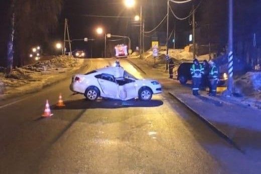 В Лахденпохском районе автомобиль врезался в опору ЛЭП