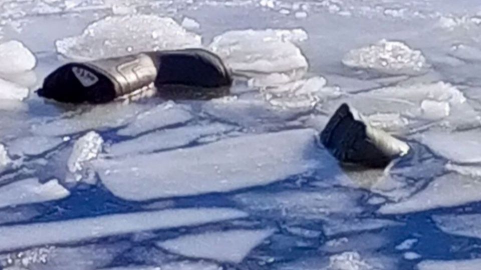 В Карелии рыбаки на мотобуксировщике провалились в полынью