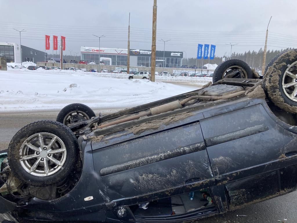В Петрозаводске легковой автомобиль перевернулся на крышу, предполагаемый виновник ДТП скрылся