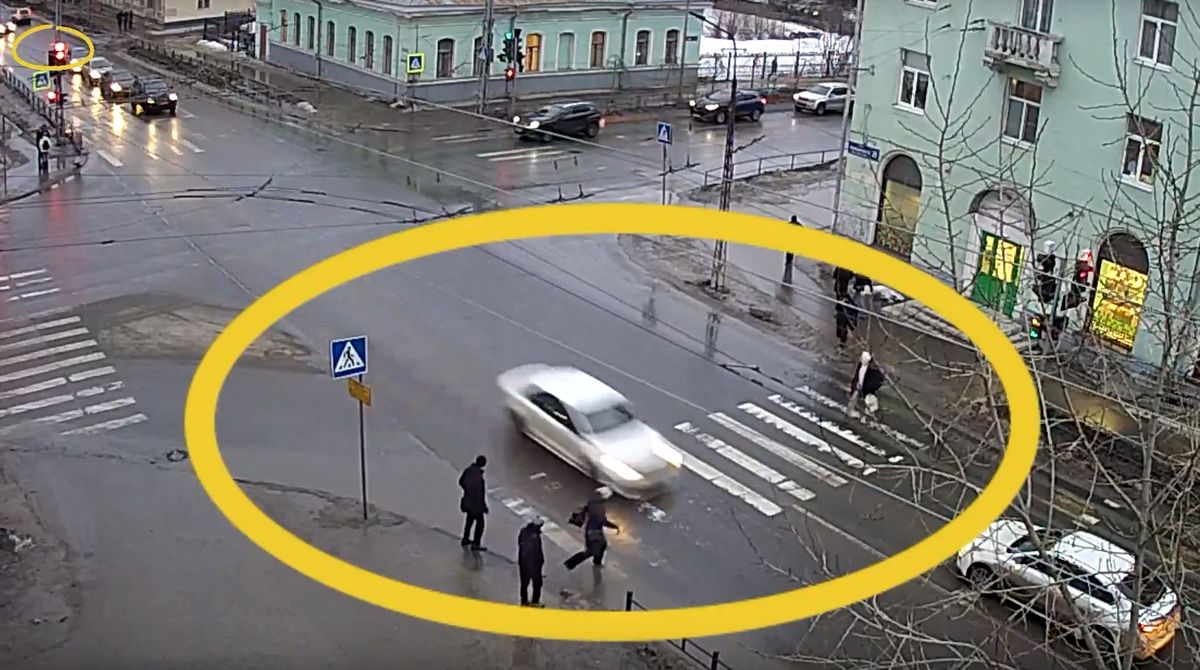 В Петрозаводске водитель на большой скорости проехал на красный свет перед пешеходами
