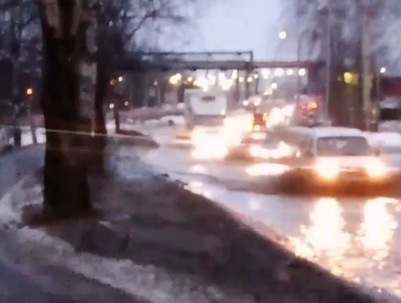 В Петрозаводске после оттепели на дорогах образовались огромные лужи