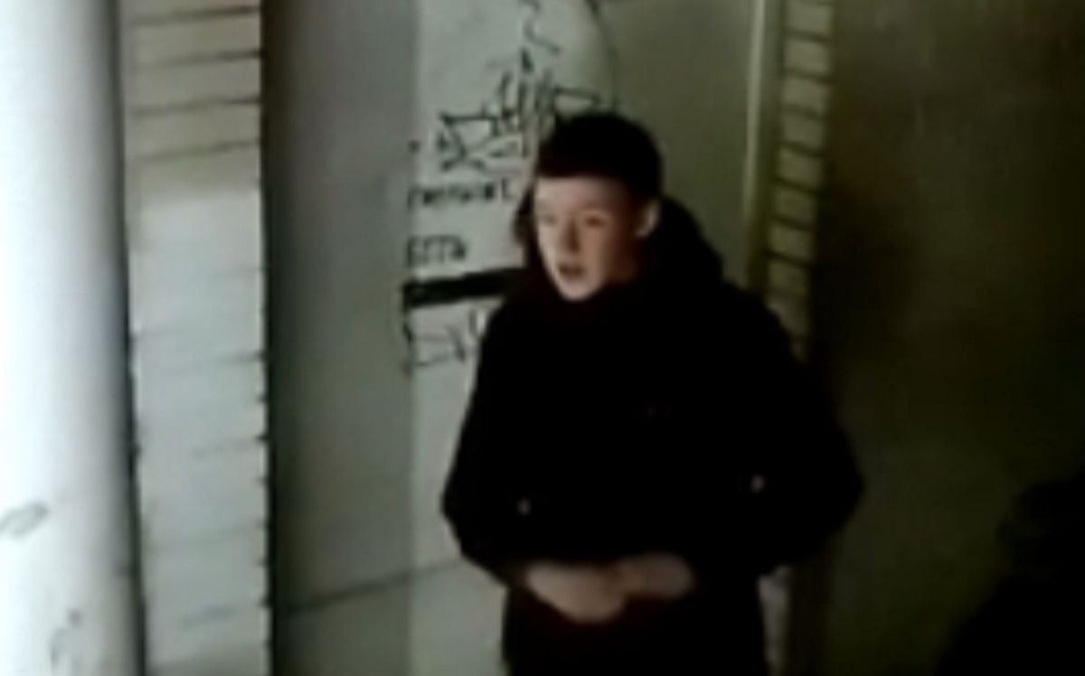 В Петрозаводске разыскивают молодого человека, который нанес граффити на оконный проем