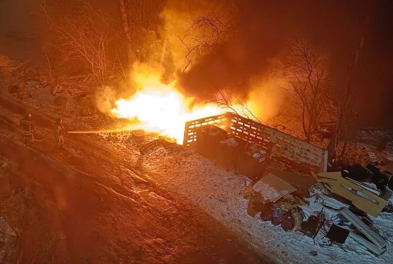 В Петрозаводске минувшей ночью горела переполненная отходами мусорная площадка