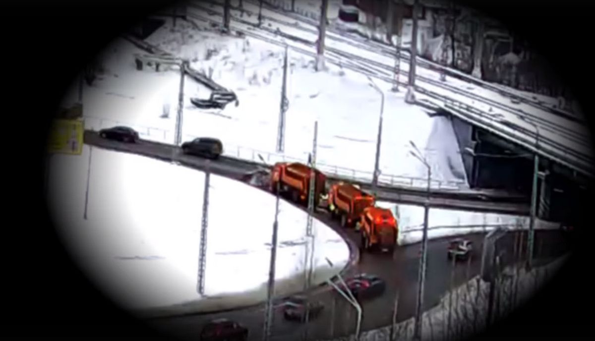 В Петрозаводске легковой автомобиль врезался в снегоуборочную технику