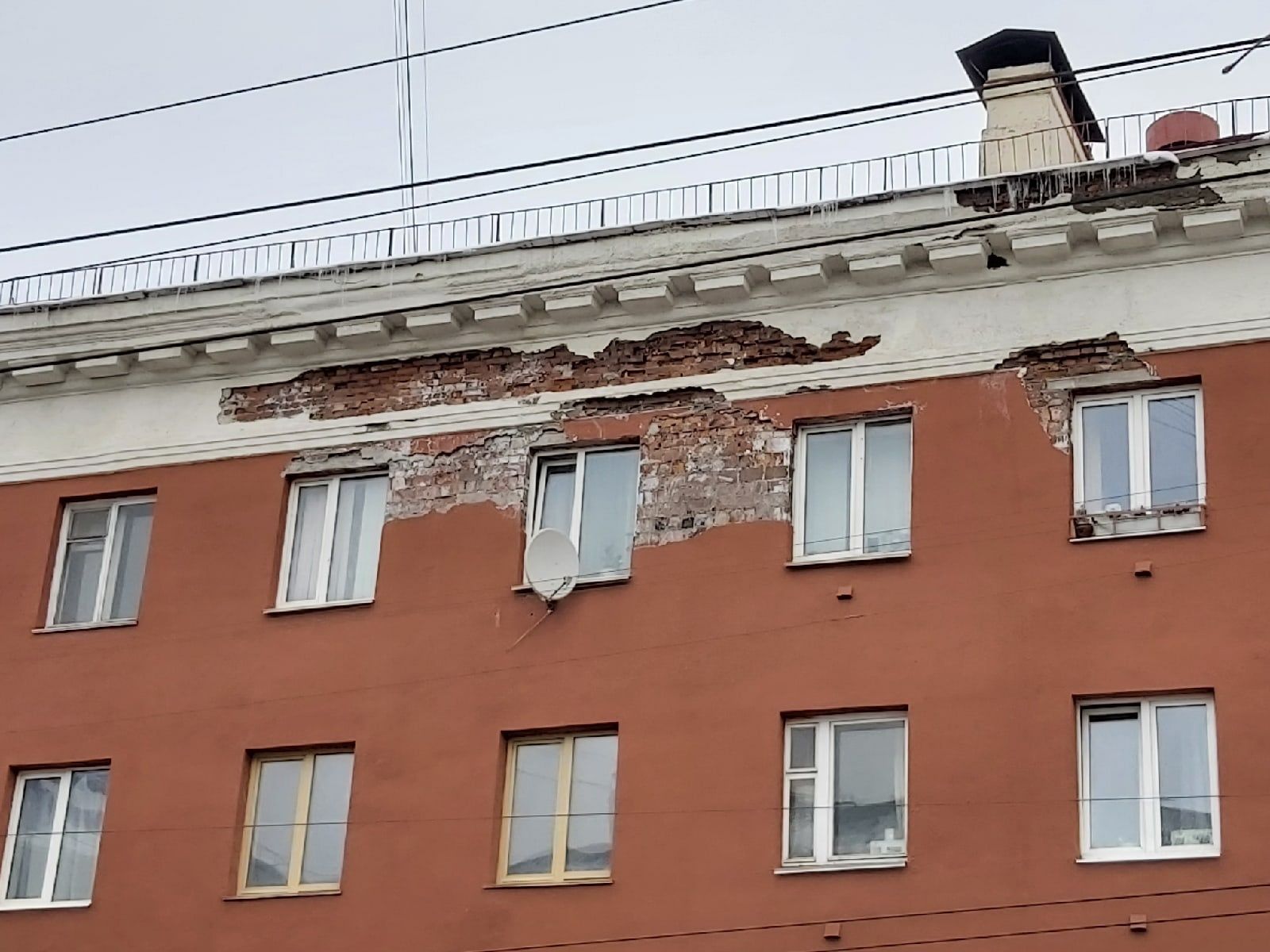 Штукатурка обваливается с еще одного дома в центре Петрозаводска