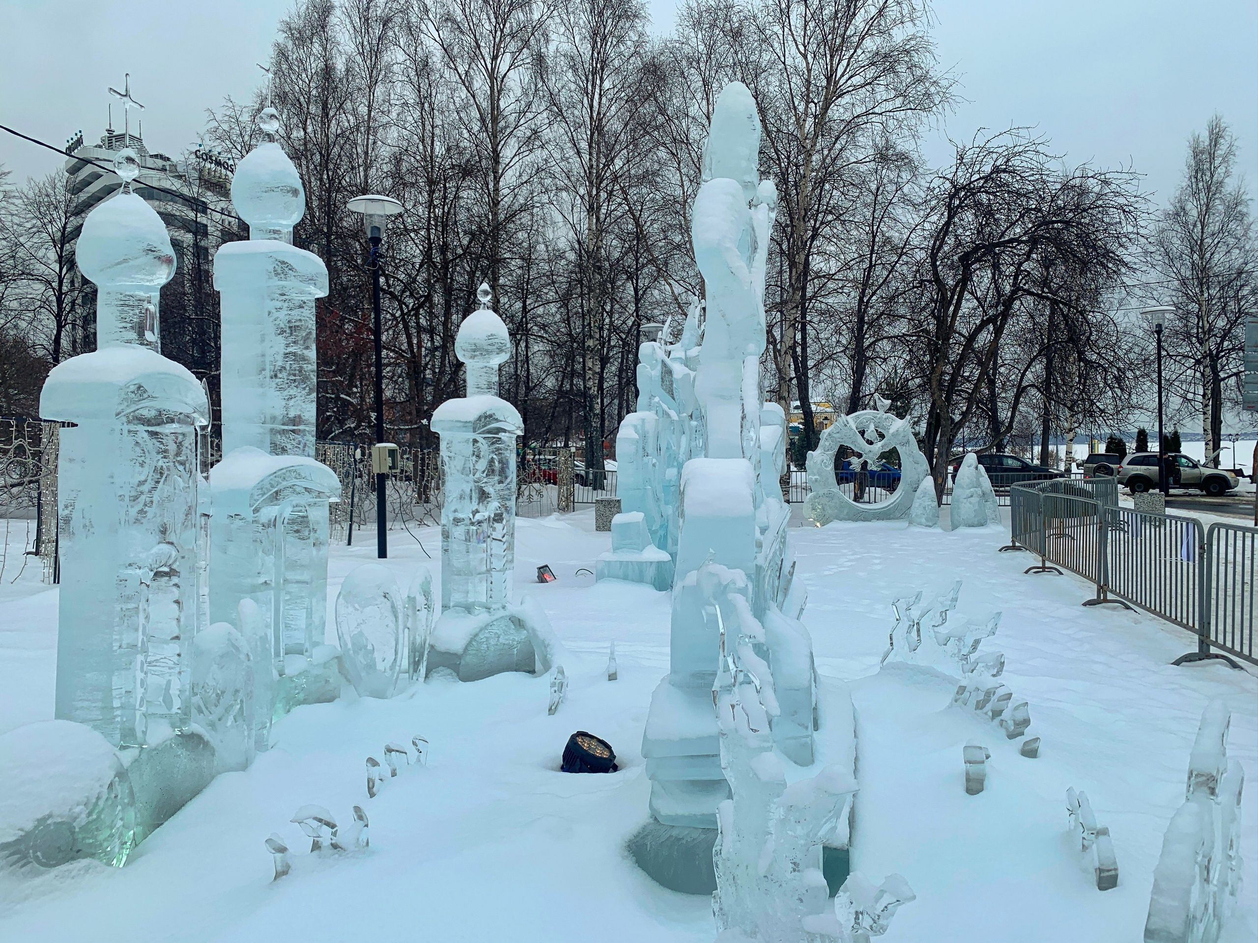 Скульптуры, созданные во время Гипербореи, все еще украшают набережную