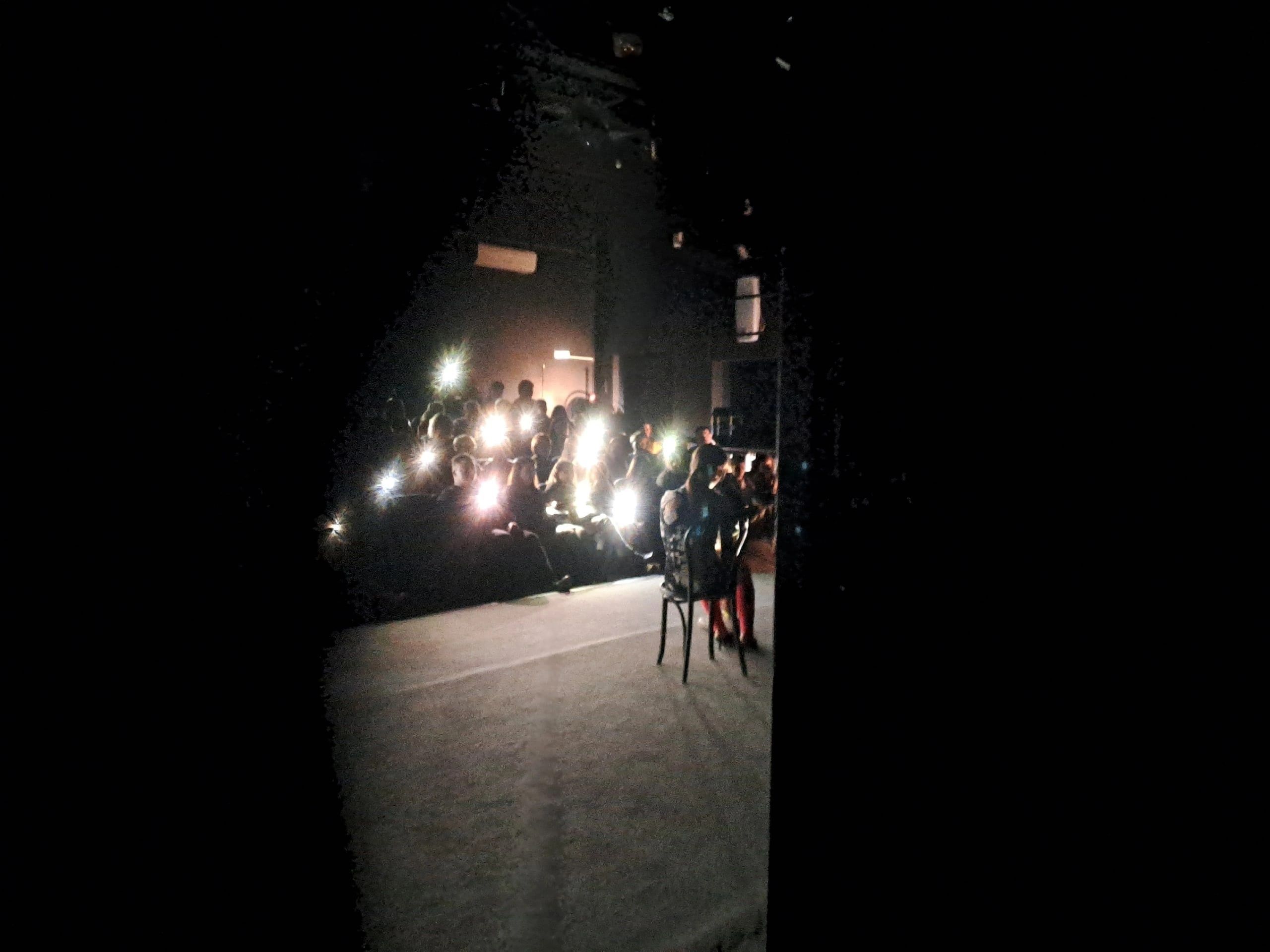 Во время спектакля в петрозаводском театре отключили электричество – зрители подсветили сцену телефонами