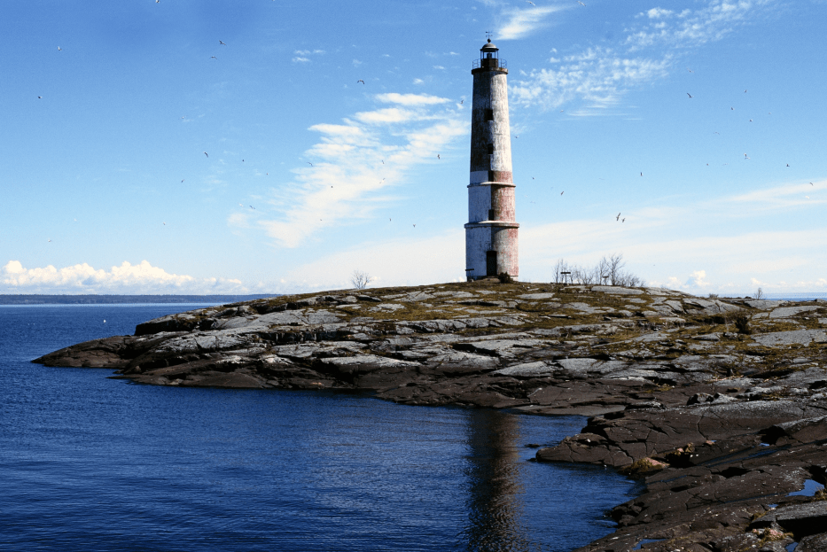 Два старинных карельских маяка реконструируют