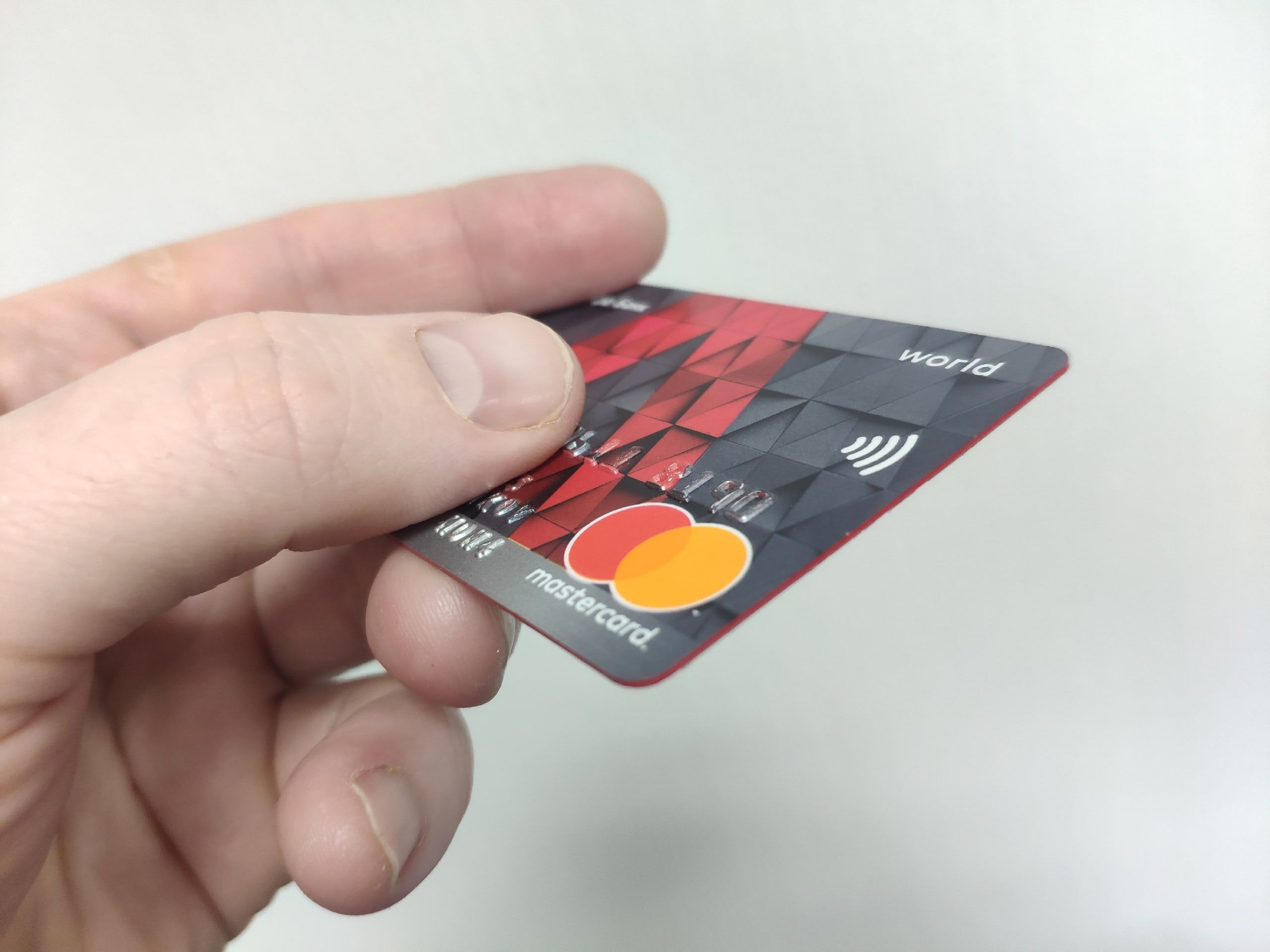 Вынесен приговор в отношении подростка, который нашел чужую банковскую карту и потратил 2600 рублей