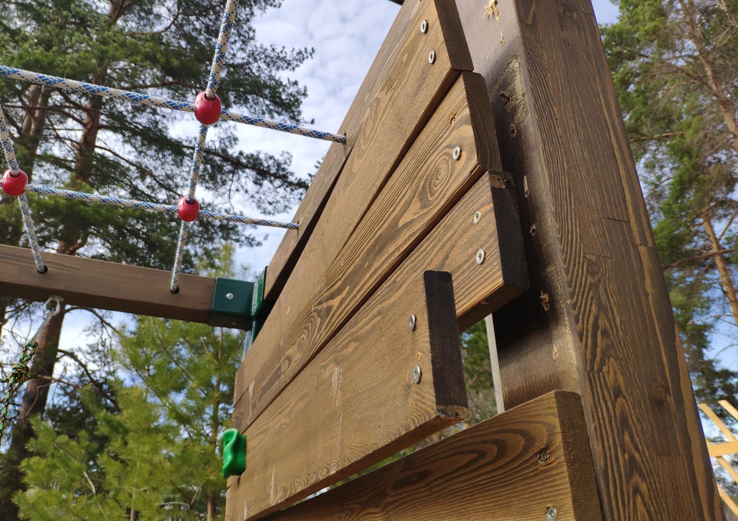 Песочница с саморезами, незакрепленные качели, неотёсанные лавки. В Киндасово за миллион построили опасную детскую площадку