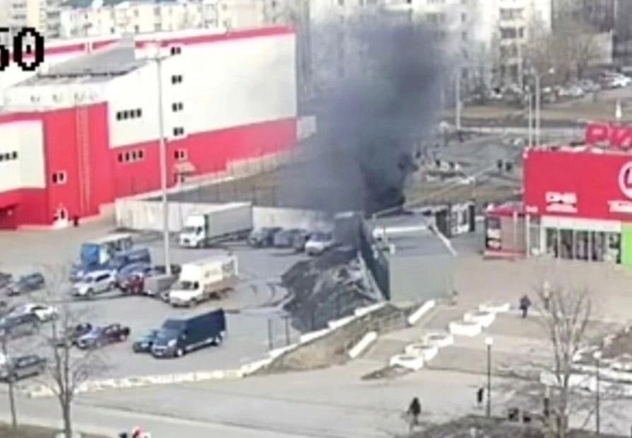 В Петрозаводске около торгового центра горел ларек