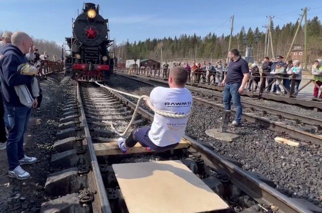 В Карелии силач сдвинул с места «Рускеальский экспресс» весом 120 тонн