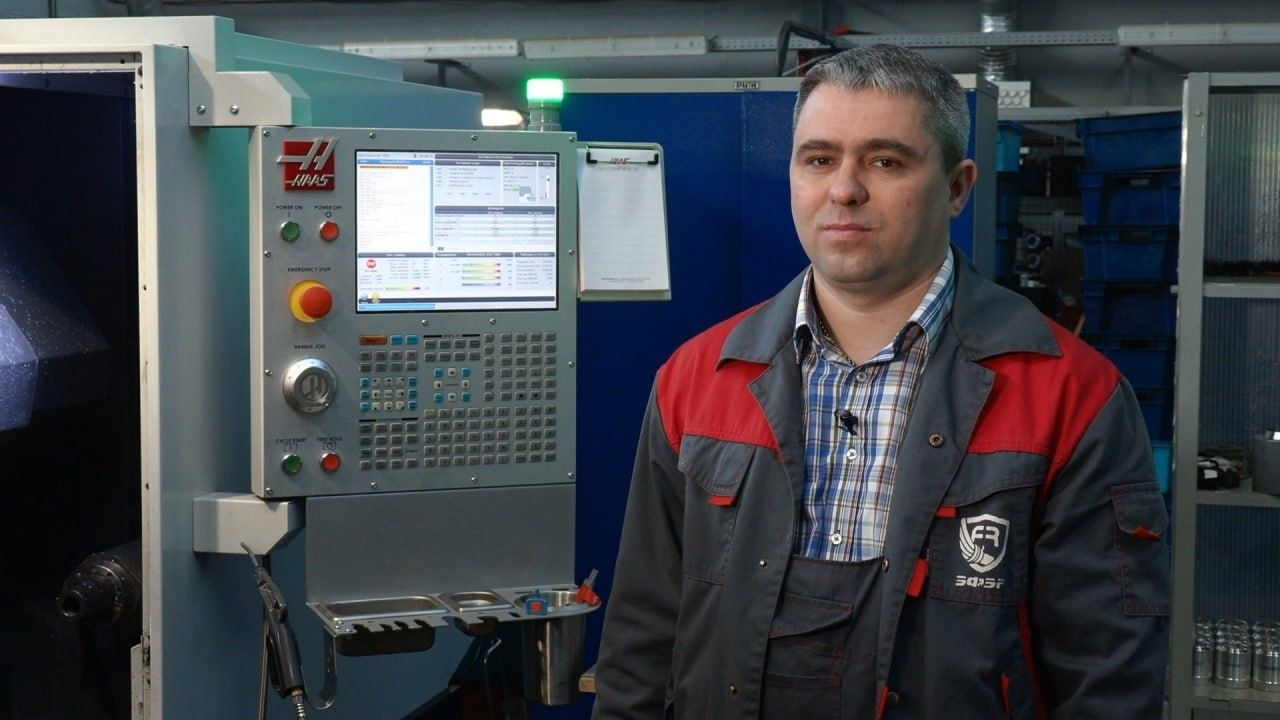 От помощника сварщика до оператора станков. Работник карельского предприятия рассказал о своей карьере