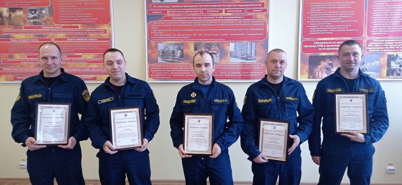 В Карелии наградили пожарных, которые вывели из горящего дома 15 человек