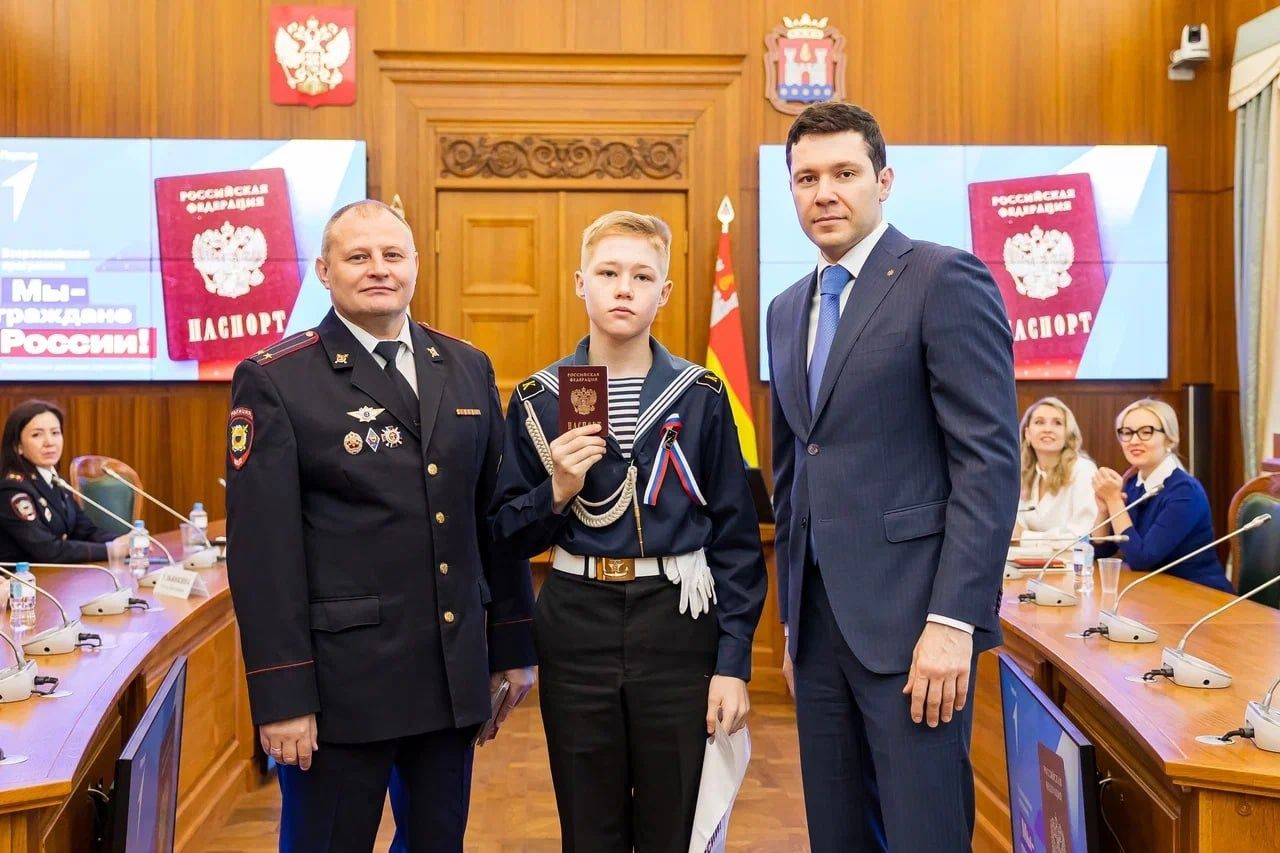 Более 500 тысяч школьников получат свои первые паспорта в торжественной обстановке